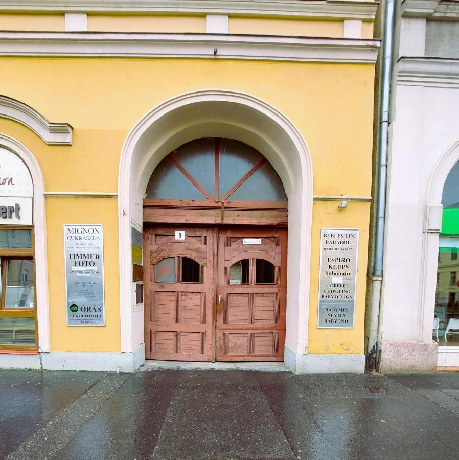 Central Gallery Apartment Debrecen Luaran gambar